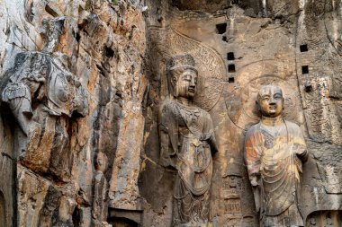 Buddha 'nın figürlerine sahip Longmen mağaraları M.Ö. 493' te Kuzey Wei Hanedanlığı ile başlıyor. Çin 'deki en önemli dört mağaradan biridir..
