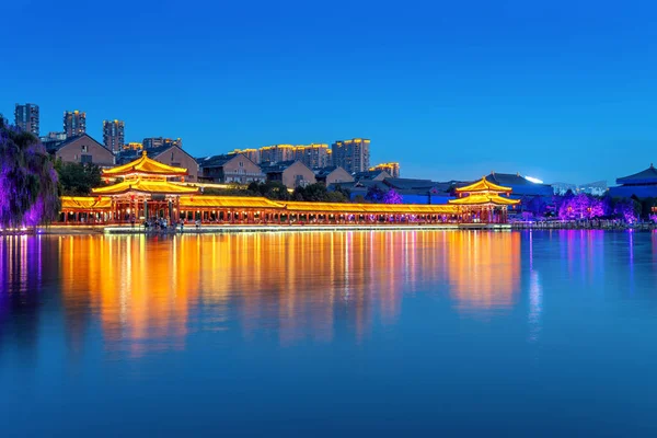 Noite Edifícios Antigos Junto Lago Shaanxi China — Fotografia de Stock