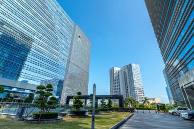 Plaza ve modern gökdelenler, Xiamen CBD, Fujian, Çin.