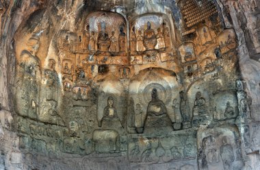 Buddha 'nın figürlerine sahip Longmen mağaraları M.Ö. 493' te Kuzey Wei Hanedanlığı ile başlıyor. Çin 'deki en önemli dört mağaradan biridir..