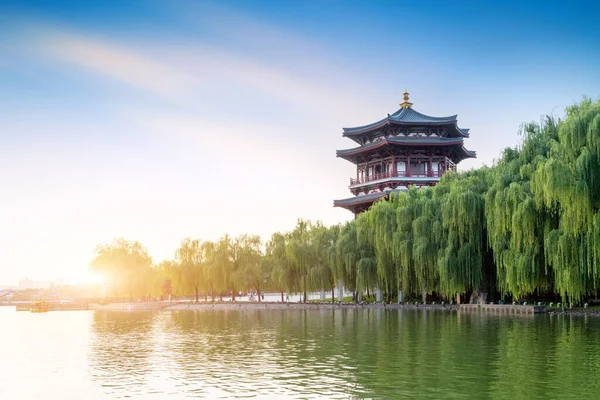 Edificios Antiguos Junto Lago Pagoda Xian China —  Fotos de Stock