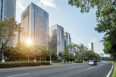 Merkez ticaret bölgesi, yollar ve gökdelenler, Xiamen, Çin.