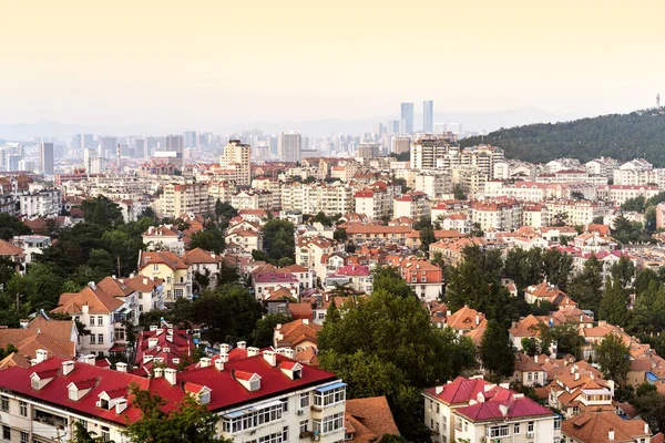 Vista Pájaro Tejados Rojos Paisaje Urbano Qingdao China —  Fotos de Stock