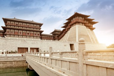 Yingtian Gate, Sui ve Tang Hanedanlıklarının Luoyang şehrinin güney kapısı. 605 yılında inşa edilmiş..