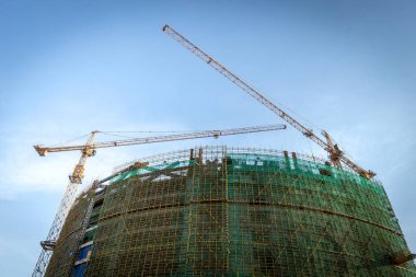 İnşaat alanı, yüksek gökdelenler ve vinçler..