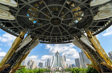 Guizhou, ÇİN-AĞUSTOS 25. 2020: Guizhou Eyaleti 'nin başkenti Guiyang' da tahkim edilmiş bir meydandır..