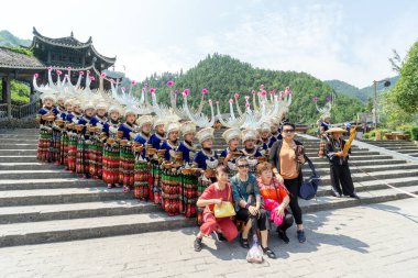 Xijiang, Çin - SEPTEMBER 2.2020: Geleneksel festival regalia 'sı içinde dans eden Miao kadınları ve Xijiang etnik azınlık Miao köyünde gümüş boynuz başlıklı renkli kostüm, Guizhou, Çin