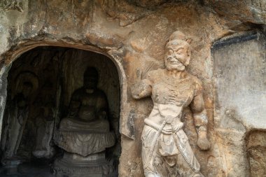 Buddha 'nın figürlerine sahip Longmen mağaraları M.Ö. 493' te Kuzey Wei Hanedanlığı ile başlıyor. Çin 'deki en önemli dört mağaradan biridir..
