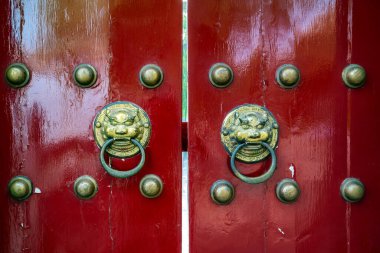 Klasik bronz canavar kapı tokmağı.