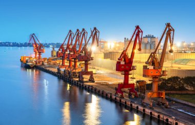 Limanın gece görüşü, Hainan Adası, Çin.