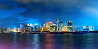 Qiantang Nehri 'ndeki Modern Şehir Skyline Yeni Şehir, Hangzhou, Çin