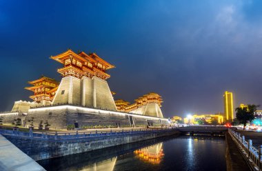 Yingtian Gate, Sui ve Tang Hanedanlıklarının Luoyang şehrinin güney kapısı. 605 yılında inşa edilmiş..