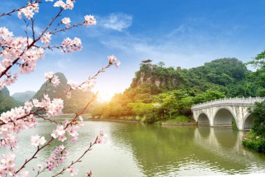 Etnik özelliklere sahip bir köprü, Liuzhou, Guangxi, Çin.