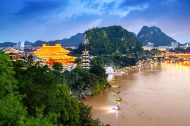 Liujiang Nehri 'nin her iki yakasındaki manzara, Liuzhou, Guangxi, Çin kentsel manzarası..