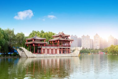 Parktaki gemi şeklindeki bina, Xi 'an, Çin.
