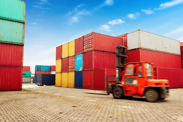 La terminal de contenedores al atardecer — Foto de Stock