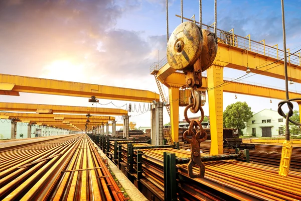 Rıhtımlar üzerinde köprü vinç