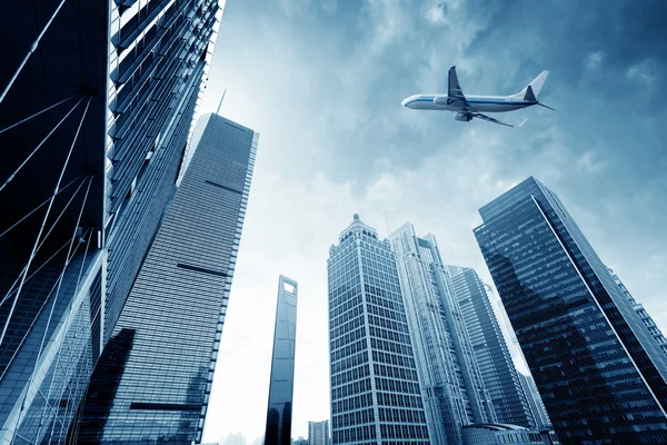 Aviones en el cielo de Shanghai — Foto de Stock