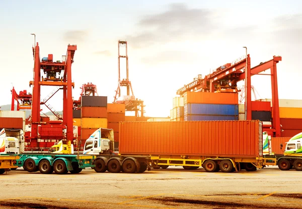 La terminal de contenedores al atardecer — Foto de Stock