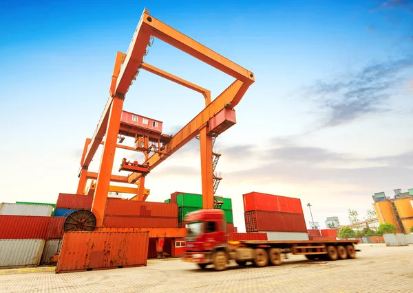 La terminal de contenedores al atardecer — Foto de Stock