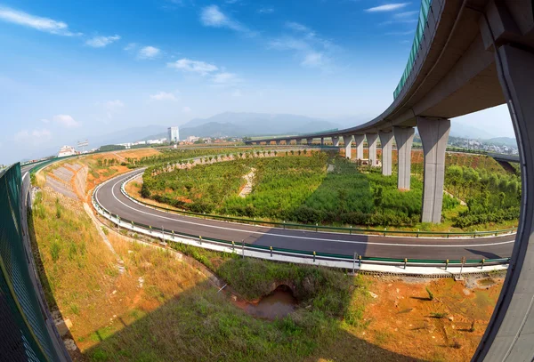 Autobahn und Viadukt — Stockfoto
