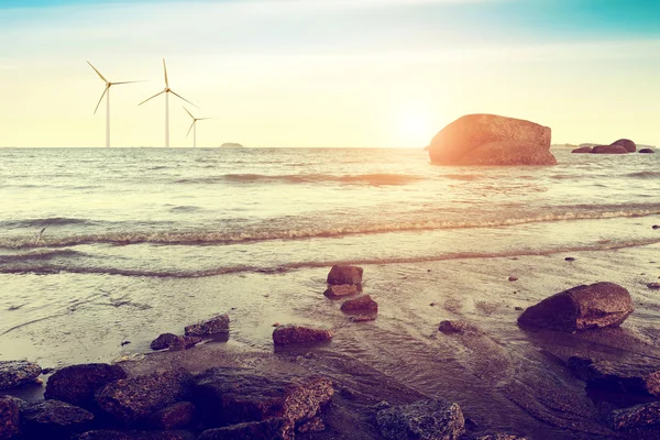 Turbina eólica blanca que genera electricidad en el mar —  Fotos de Stock