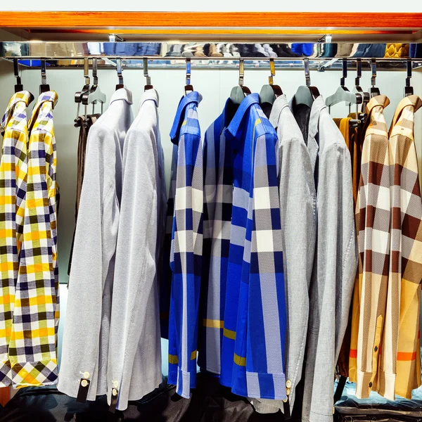 Kleiderschrank Hemd — Stockfoto