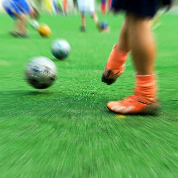 Crianças jogando futebol — Fotografia de Stock