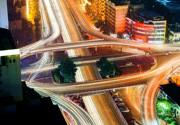 Viaduto urbano moderno à noite — Fotografia de Stock