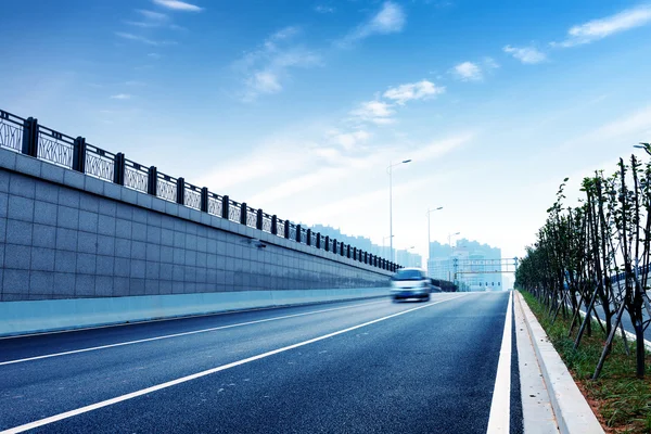 Autos auf der Straße — Stockfoto