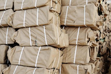 Kahverengi kağıt sarılı