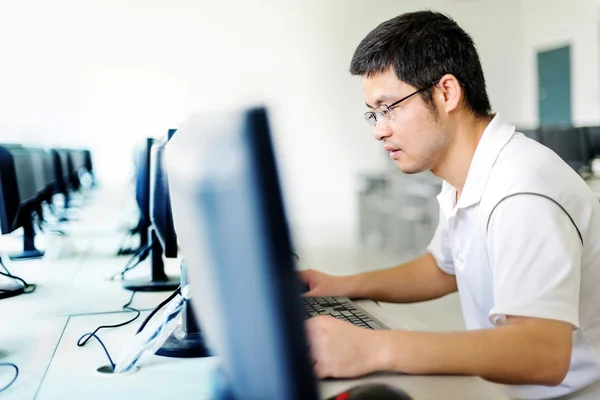 Man die aan de computer werkt — Stockfoto