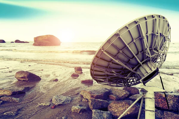 Antena satélite à beira-mar — Fotografia de Stock