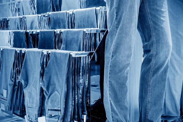 Dentro do shopping jeans — Fotografia de Stock