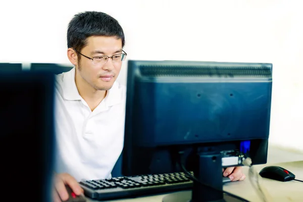 Man in werking van computer — Stockfoto