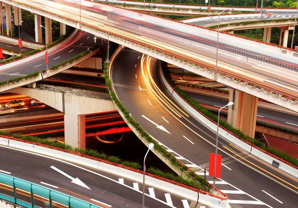 Modernes städtisches Viadukt bei Nacht — Stockfoto