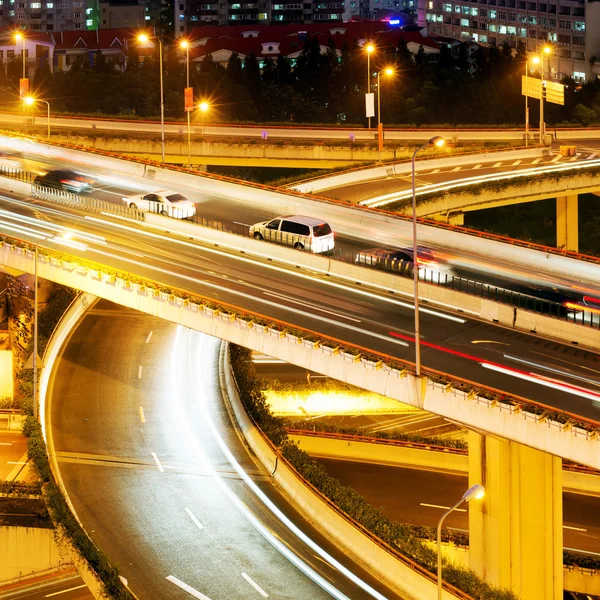 Moderní městská viadukt v noci — Stock fotografie