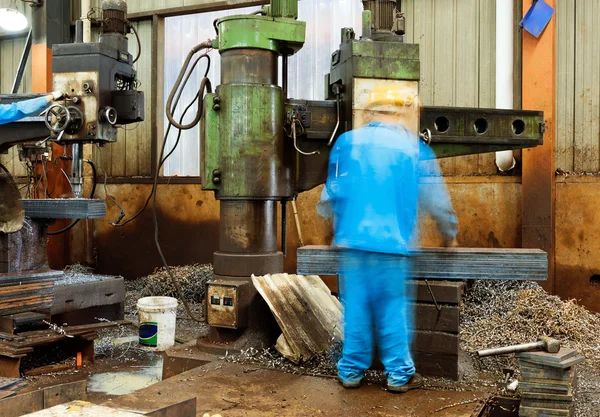 Los trabajadores de la fábrica están utilizando perforación — Foto de Stock