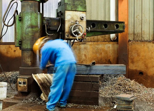 Fabrieksarbeiders gebruikt boren — Stockfoto