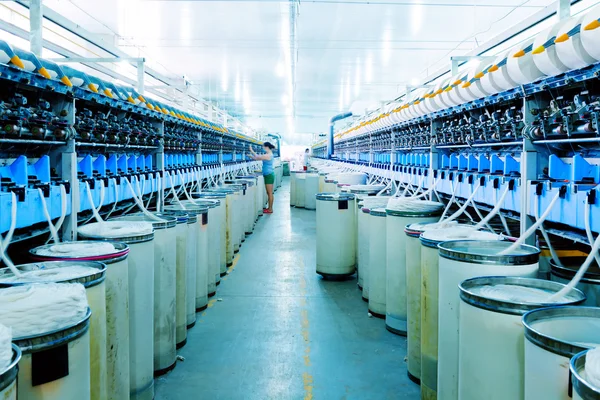 Primer plano de la pieza de maquinaria en la fábrica de hilado — Foto de Stock