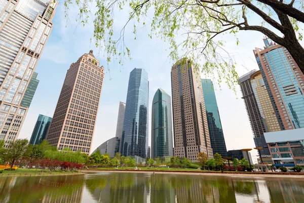 Parques e arquitetura moderna — Fotografia de Stock