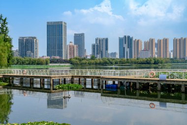 Yangtze nehri boyunca yüksek binalar ve parklar, Wuhan, Çin.