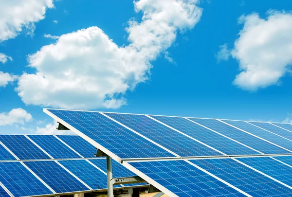 Panel solar bajo fondo de borde azul — Foto de Stock