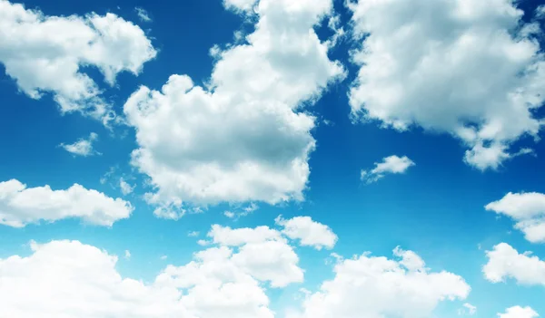 Hermoso cielo azul y nubes blancas —  Fotos de Stock