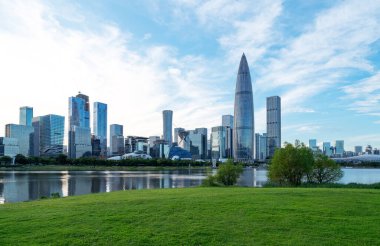 Göl kenarındaki gökdelenler, büyük bir şehrin CBD 'si, Shenzhen, Çin.