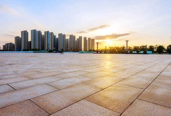 Piazza della città al tramonto paesaggio — Foto Stock