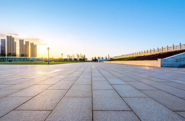 Plaza de la ciudad al atardecer paisaje —  Fotos de Stock