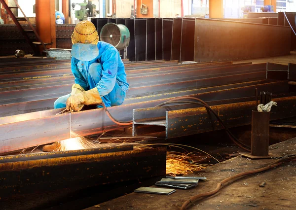 Arbeiter, die Stahl schneiden — Stockfoto