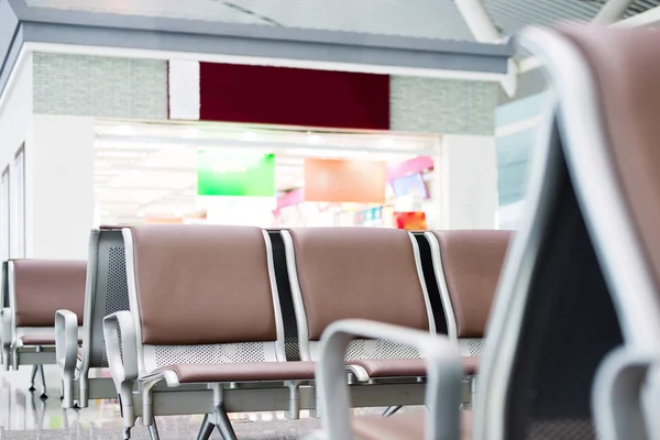 Airport departure lounge benches — Stock Photo, Image