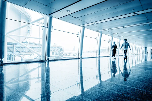 Passagiere im Shanghai Pudong Flughafen — Stockfoto